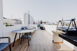 Outdoor dining - Roma Norte 2BR with Panoramic Rooftop and Security (Ciudad de México)