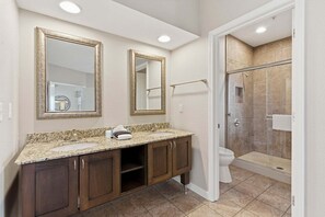 Shower, hair dryer, towels - 2 BR Golf Course View Condo, Outdoor Pool, Discounted Golf Rounds, Dog Friendly (Branson)