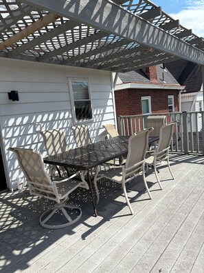 Outdoor dining - 2-bedroom duplex in Mt. Washington on quiet family street near Grandview Ave. (Pittsburgh)