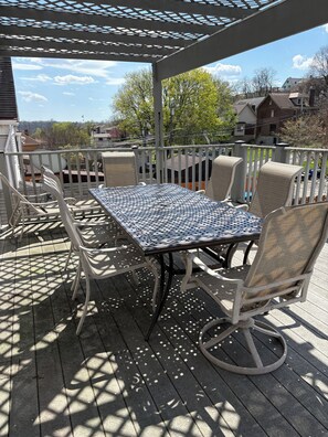 Outdoor dining - 2-bedroom duplex in Mt. Washington on quiet family street near Grandview Ave. (Pittsburgh)