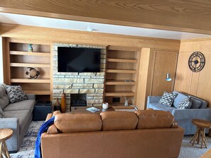 Living area - 2-bedroom duplex in Mt. Washington on quiet family street near Grandview Ave. (Pittsburgh)