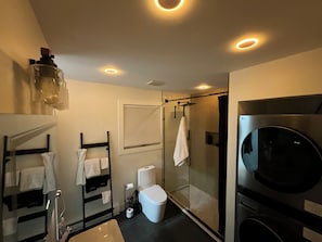 Bathroom - Cozy 3-bedroom chalet in Poconos Mountain lake community (Albrightsville)