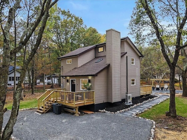 Exterior - Cozy 3-bedroom chalet in Poconos Mountain lake community (Albrightsville)