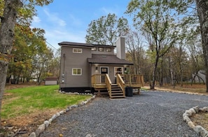 Exterior - Cozy 3-bedroom chalet in Poconos Mountain lake community (Albrightsville)