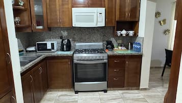 Micro-ondas, fogão, cooktop, cafeteira/chaleira
