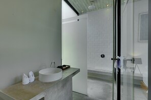 Appartement, balcon | Salle de bain | Douche, articles de toilette gratuits, sèche-cheveux