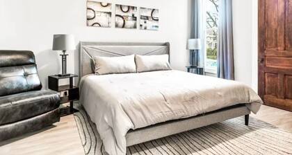 Modern Luxury Stay in Prime Location