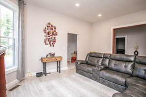 Lobby - Modern Luxury Stay near ISU & Downtown (Bloomington)