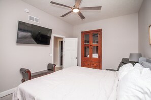 1 bedroom, iron/ironing board, free WiFi, bed sheets - Modern Luxury Stay near ISU & Downtown (Bloomington)