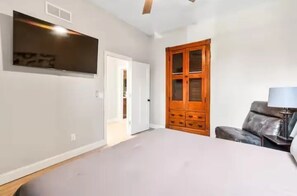 1 bedroom, iron/ironing board, WiFi, bed sheets - Modern Luxury Stay in Prime Location (Bloomington)