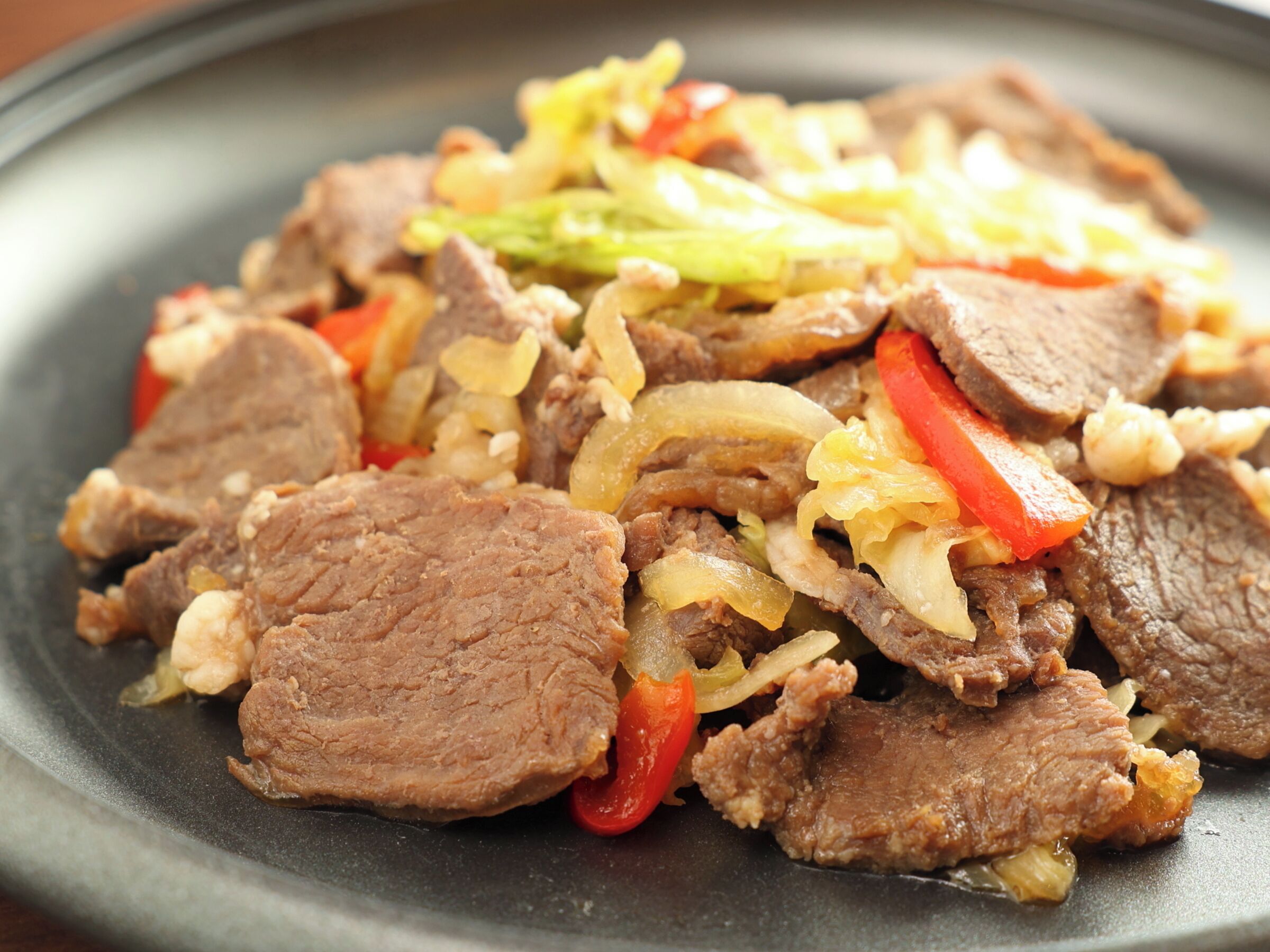 Un plato de carne con verduras.