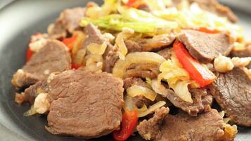 Un plato de carne con verduras.