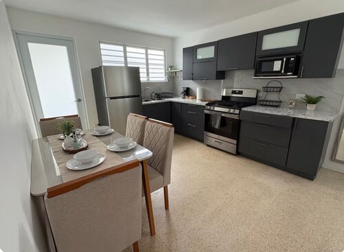 Modern 4BR Apartment Near SJU Airport | Fast WiFi • Parking - AC
