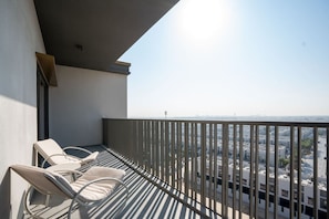 Property grounds - Modern 1-Bedroom Retreat in MBR City (Dubai)