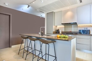 Private kitchen - Luxury 2BR | Marina Gate 2 | Pool & Marina Views (Dubai)