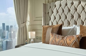 Tabla de planchar con plancha, wifi, ropa de cama