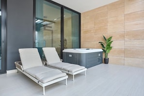 Indoor spa tub - Luxury 1BR w/ Jacuzzi & Burj Khalifa View (Dubai)