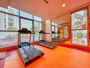 Fitness facility - Stylish 1-Bedroom Apartment near Downtown Duba (Dubai)