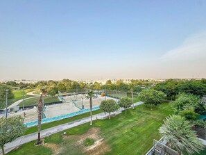 Sports court - Stylish 1-Bedroom Apartment near Downtown Duba (Dubai)