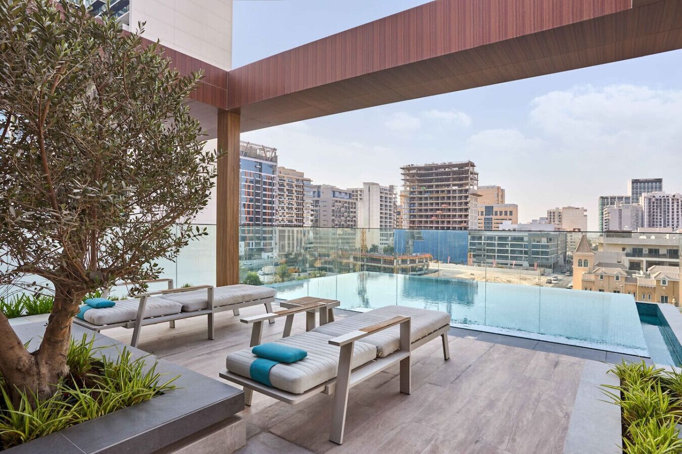 If you love to swim, this is your perfect spot—enjoy a refreshing dip in the pool while soaking in breathtaking city views, then unwind on elegant sun loungers in style.✨