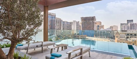 If you love to swim, this is your perfect spot—enjoy a refreshing dip in the pool while soaking in breathtaking city views, then unwind on elegant sun loungers in style.✨