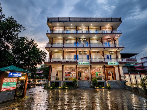 A multi-story hotel with a restaurant and banquet facilities.