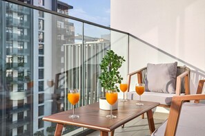 Outdoor dining - Modern Designer 2-Bedroom Apartment with City Views (Dubai)