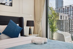 Room - Modern Designer 2-Bedroom Apartment with City Views (Dubai)