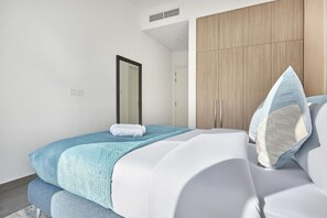 Room - Modern Designer 2-Bedroom Apartment with City Views (Dubai)