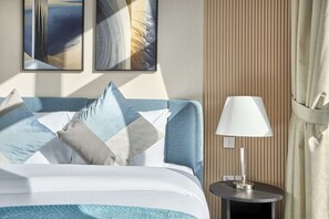 Room - Modern Designer 2-Bedroom Apartment with City Views (Dubai)