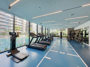 Fitness facility - Modern Designer 2-Bedroom Apartment with City Views (Dubai)