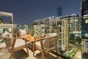 Property grounds - Modern Designer 2-Bedroom Apartment with City Views (Dubai)