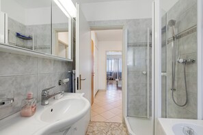 Shower, hair dryer, towels - Il Tenero appartamento - Lido di Tenero, Tenero-Contra, Switzerland (Tenero-Contra)