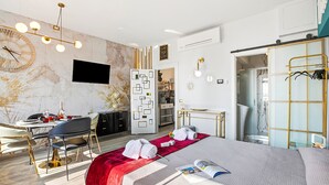 Ein modernes Hotelzimmer mit Bett, Schreibtisch und Sitzecke.