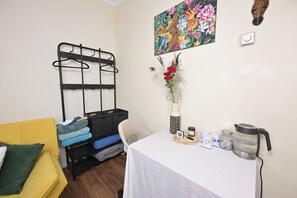 Interior - Modern 1 Bed Near Tower Bridge | Fast WiFi | Pet-Friendly! Work & Long Stays. (London)