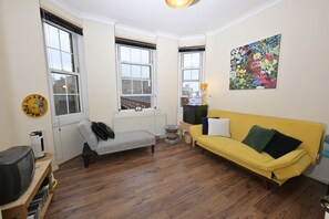 Living area - Modern 1 Bed Near Tower Bridge | Fast WiFi | Pet-Friendly! Work & Long Stays. (London)