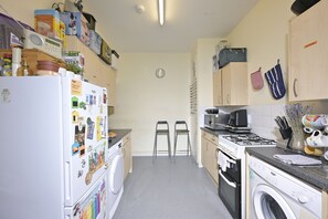 Private kitchen - Modern 1 Bed Near Tower Bridge | Fast WiFi | Pet-Friendly! Work & Long Stays. (London)