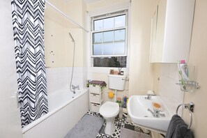 Bathroom - Modern 1 Bed Near Tower Bridge | Fast WiFi | Pet-Friendly! Work & Long Stays. (London)