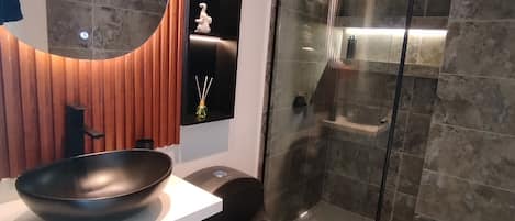 Dusche, Haartrockner, Handtücher, Seife