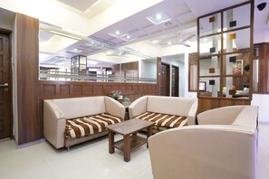 Lobby - Hotel Shanti Sadan (Ahmedabad)