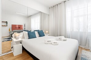 Tabla de planchar con plancha, internet y ropa de cama 