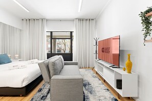 Tabla de planchar con plancha, internet y ropa de cama 