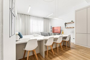 Tabla de planchar con plancha, internet y ropa de cama 