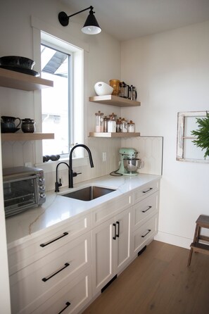 Microondas, horno, placa de cocina, lavavajillas