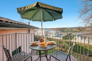 Outdoor dining - Cosy House Serena- park & shared pool, Puegnago del Garda, Italy (Puegnago del Garda)