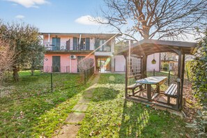 Outdoor dining - Cosy House Serena- park & shared pool, Puegnago del Garda, Italy (Puegnago del Garda)