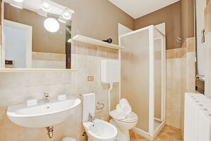 Shower, bidet, towels - Cosy House Serena- park & shared pool, Puegnago del Garda, Italy (Puegnago del Garda)