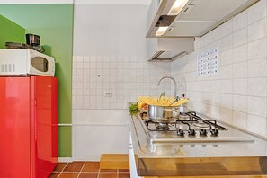 Fridge, microwave, stovetop, coffee/tea maker - Cosy House Serena- park & shared pool, Puegnago del Garda, Italy (Puegnago del Garda)