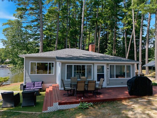 Charming Sand Pond Cottage Steps from Pristine Tacoma Lakes Water
