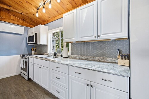 Charming Sand Pond Cottage Steps from Pristine Tacoma Lakes Water
